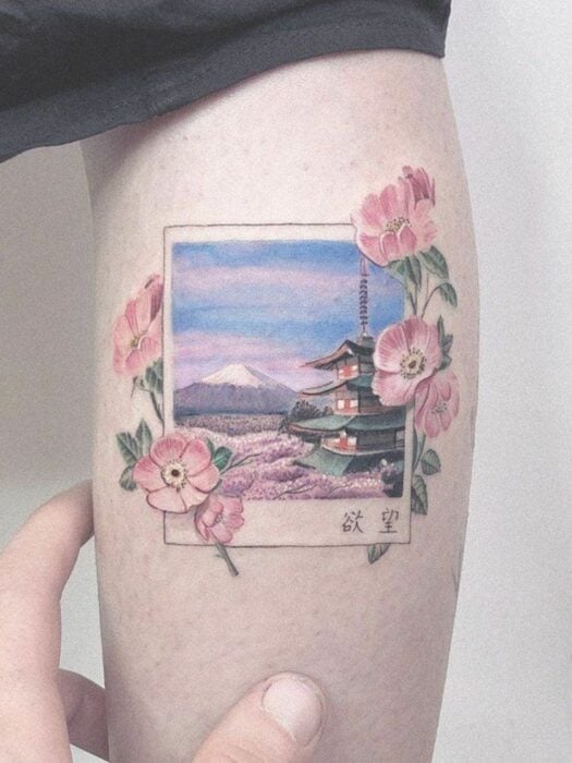 Chica con un tatuaje de color rosa en forma de fotografía polaroid