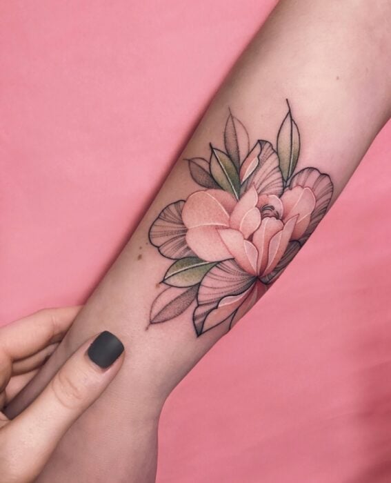 Chica con un tatuaje de color rosa en forma de flores