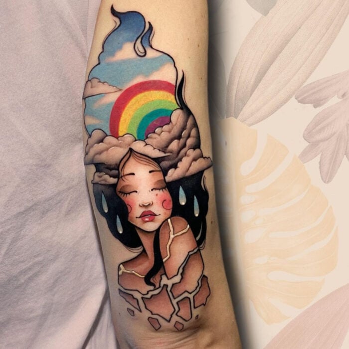 Diseños bonitos de tatuajes de mujer con arcoíris en el cabello en el brazo