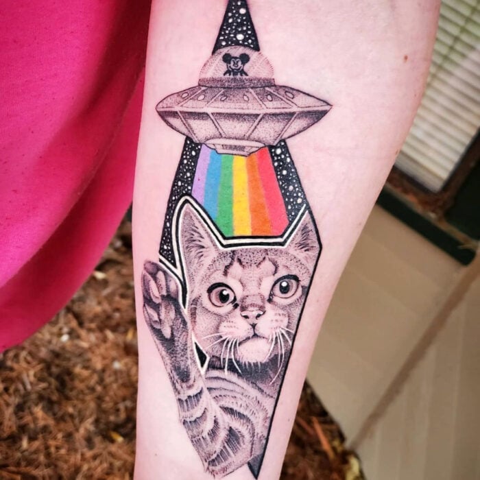 Diseños bonitos de tatuajes de gato con ovni y arcoíris en el brazo