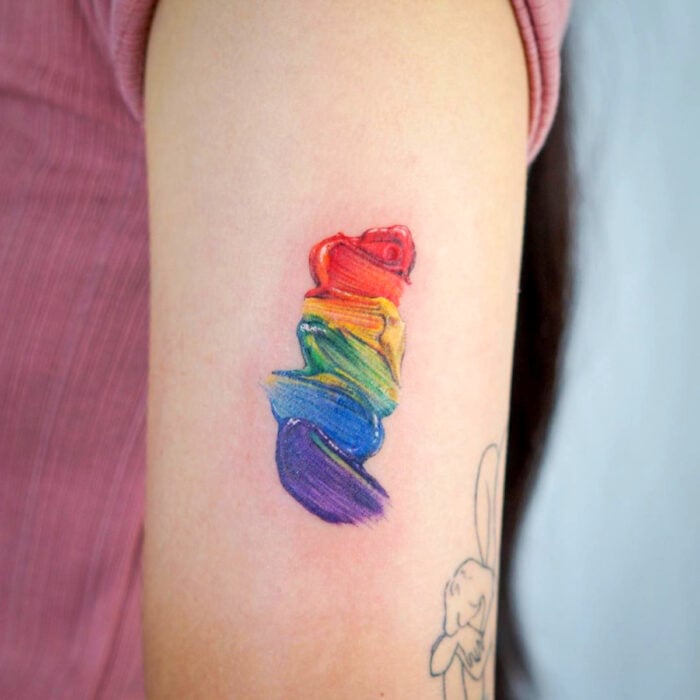 Diseños bonitos de tatuajes de pintura al óleo de arcoíris en el brazo