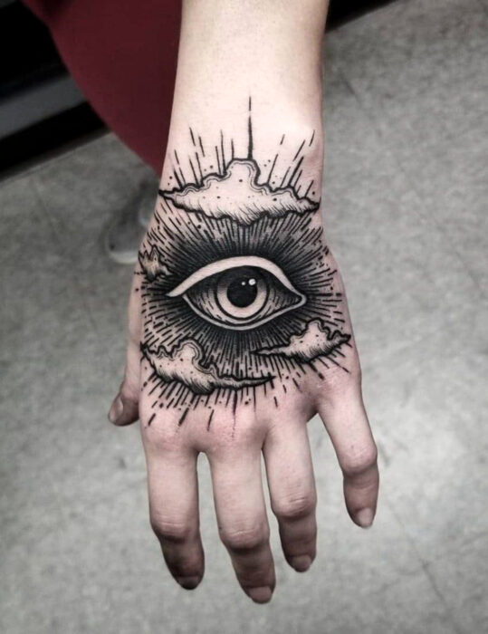 Diseños de tatuajes originales; ojo con líneas, tatuaje en la mano
