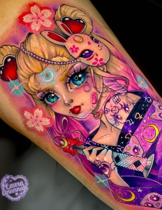 Diseños de tatuajes originales; Sailor Moon estilo Kawaii, tatuaje de Laura Anunnaki, Serena Tsukino en el brazo