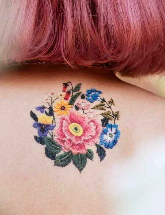 Diseños de tatuajes originales; tatuaje de flores tejidas en la espalda