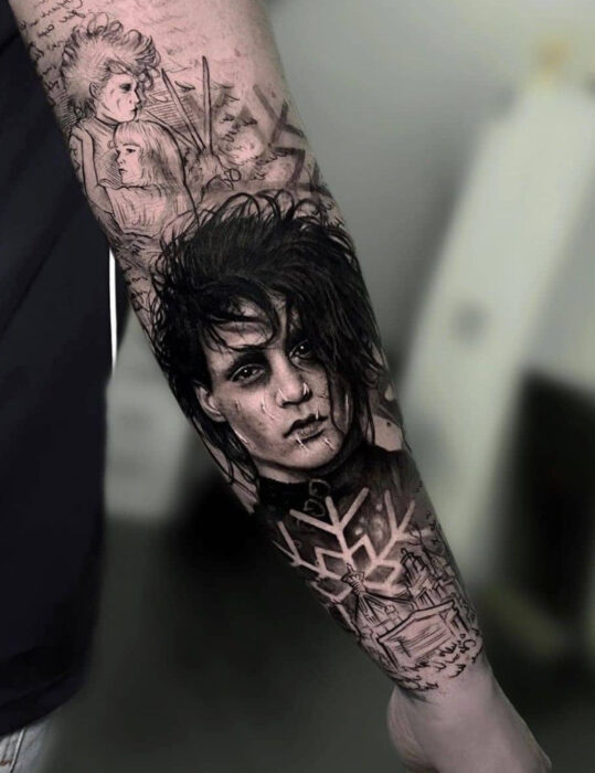 Diseños de tatuajes originales; tatuaje realista en el brazo de película de Tim Burton, El joven manos de tijera, Edward sissorhands