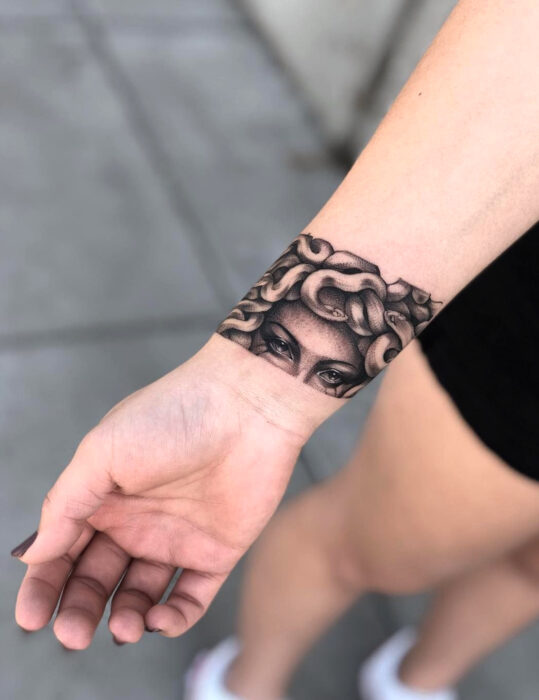 Diseños de tatuajes originales; tatuaje realista en la muñeca, de ojos de Medusa