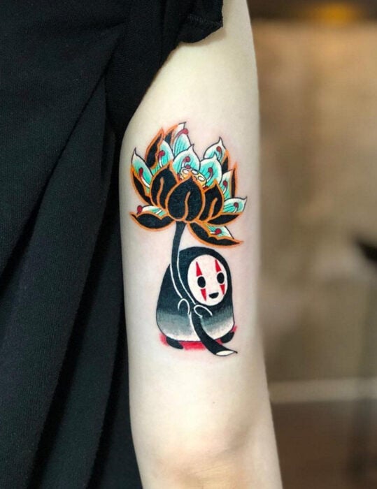 Diseños de tatuajes originales; tatuaje estilo japonés kawaii en el brazo, Sin rostro de El viaje de Chihiro, película de Studios Ghibli