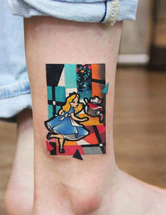 Diseños de tatuajes originales; Alicia en el país de las maravillas estilo cubista, tatuaje de Disney en el tobillo