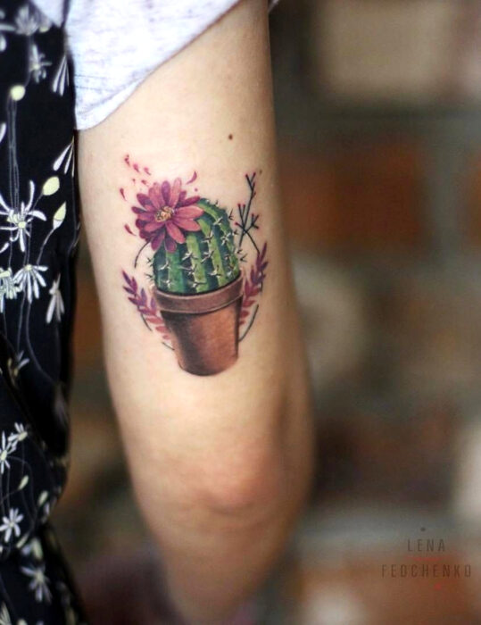 Diseños de tatuajes originales; cactus con flores en maceta, tatuaje floral realista en el brazo