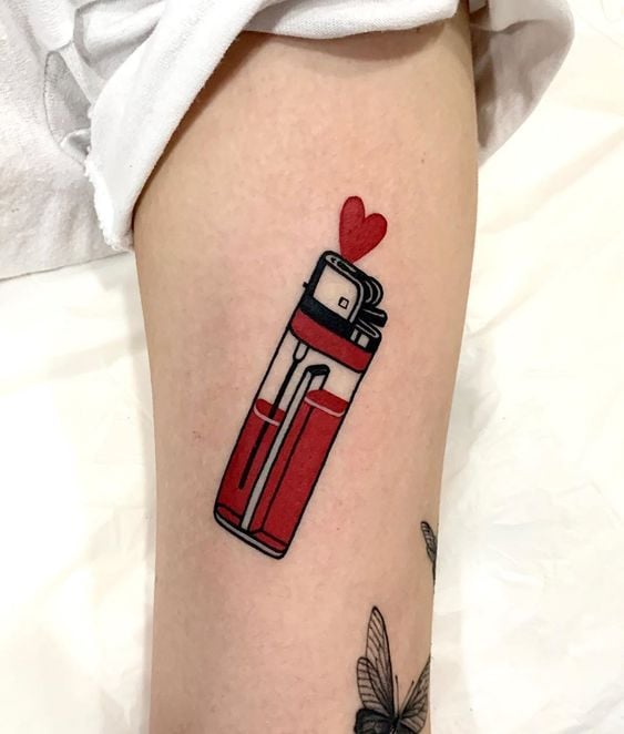 Chica con tatuaje de encendedor en color rojo 
