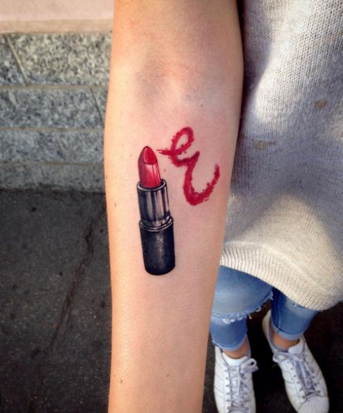 Chica con tatuaje en forma de labial rojo 