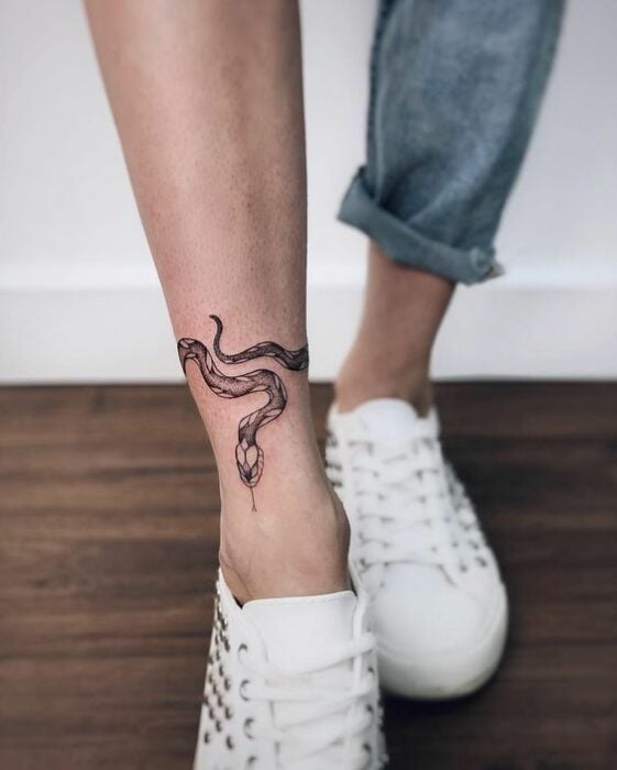 Tatuaje en el tobillo en forma de serpiente