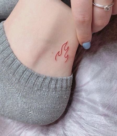 Tatuaje en el tobillo en forma de flama roja