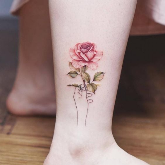 Tatuaje en el tobillo en forma de rosa