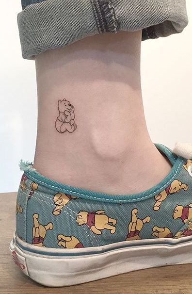 Tatuaje en el tobillo con silueta de winnie pooh