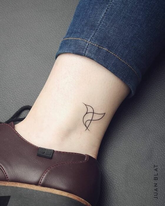 Tatuaje en el tobillo e forma de ave