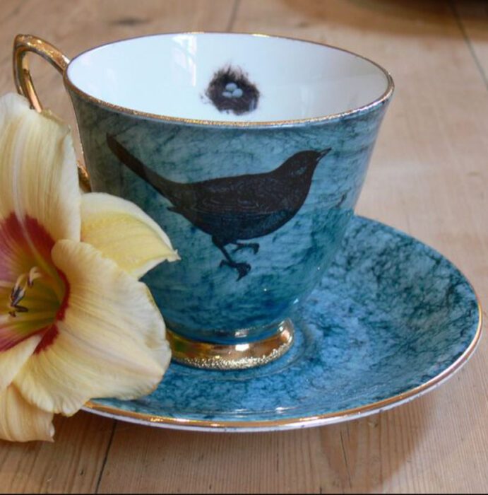 Taza para tomar el té, de color azul, con un cuervo pintado en ella