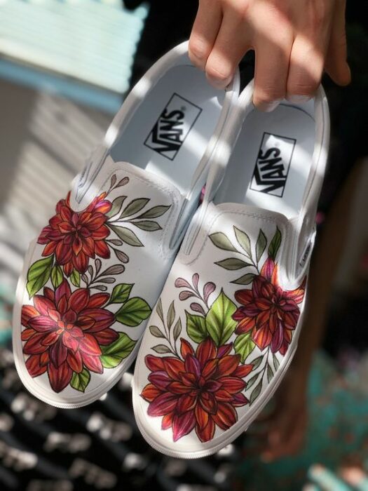 Vans blancos con flores rojas pintadas a mano