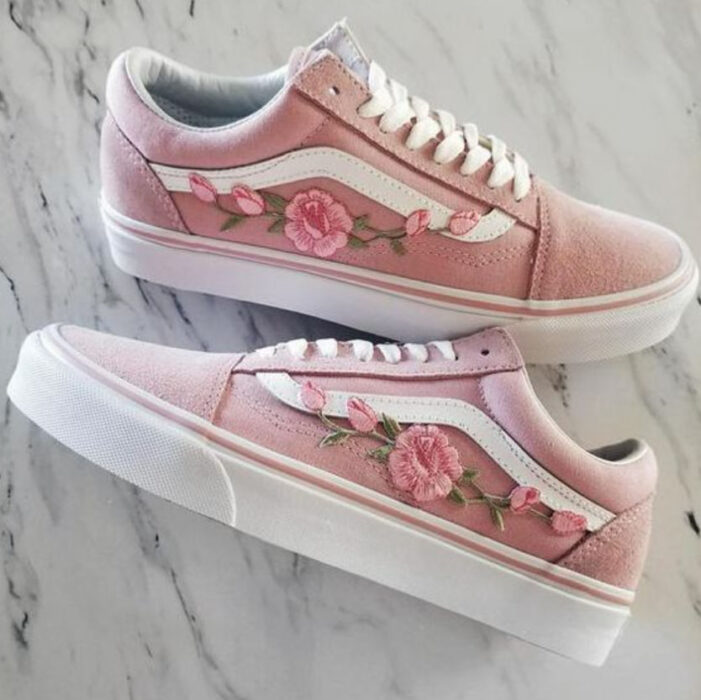 Vans rosas, con rosas rosas sobre el lateral externo