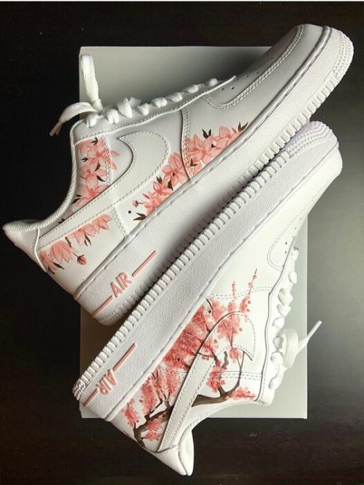 Tenis blancos con flores de cerezo rosas pintadas a mano