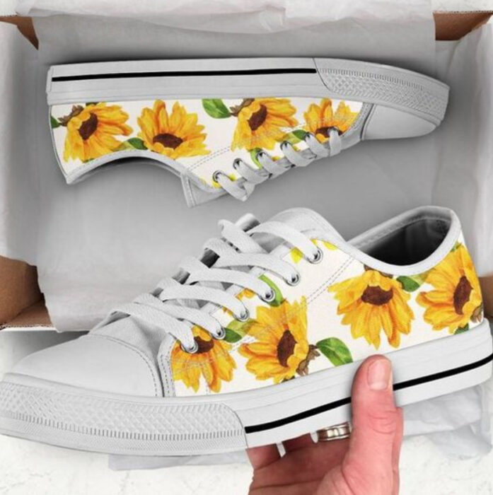 Tenis con girasoles pintados a mano sobre todo el teni