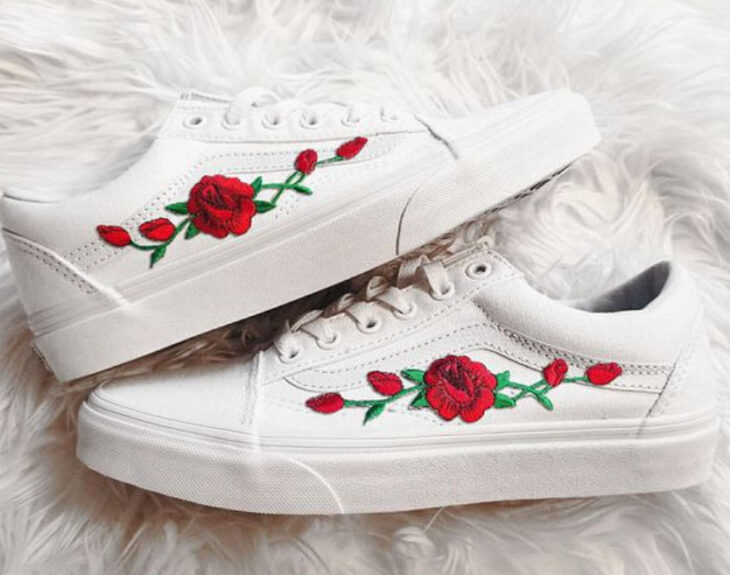 Vans blancos con rosas rojas sobre el lateral externo