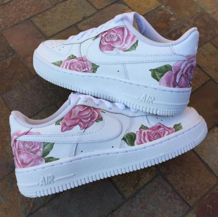 Tenis blancos con rosas rosas pintadas a mano sobre todo el teni