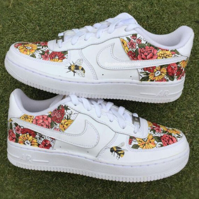 Tenis blancos con flores sobre todo el teni en colores rosas y amarillos pintadas a mano