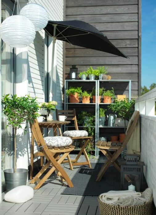 Decoración de terraza en detalles en madera, con colores azules y color ladrillo