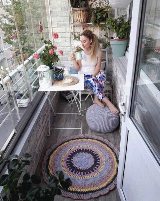 Decoración de terraza en colores blancos y azules y derivados del gris