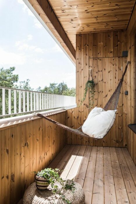 Decoración de terraza en colores blancos y detalles de madera