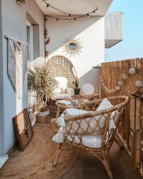 Decoración de terraza en colores blanco y camel con detalles en madera