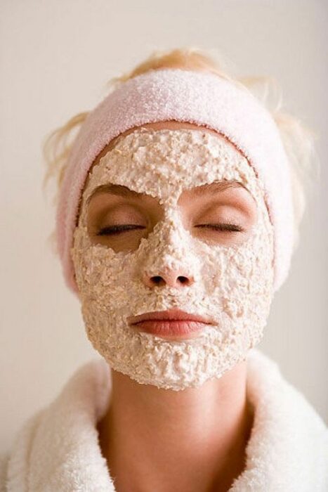 Chica con mascarilla facial en el rostro