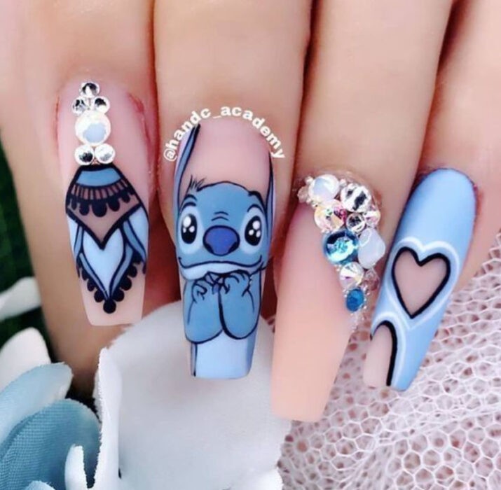 Manicura inspirada en Disney, de la película 'Lilo & Stich'