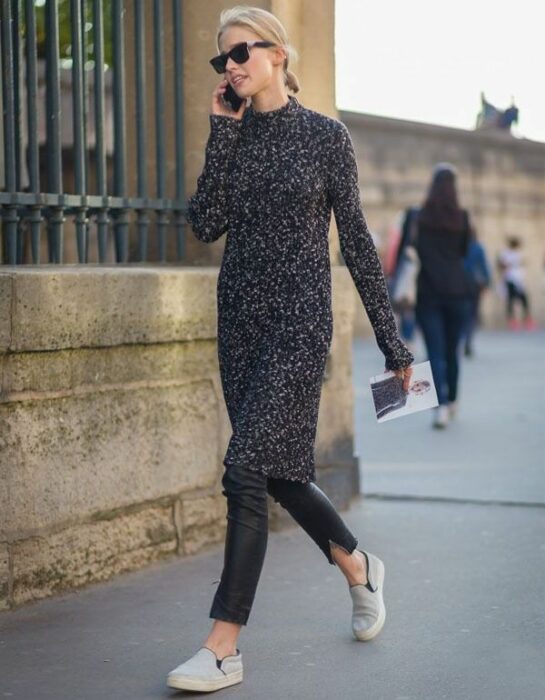 Chica usando un vestido largo tejido en color gris con leggins negros