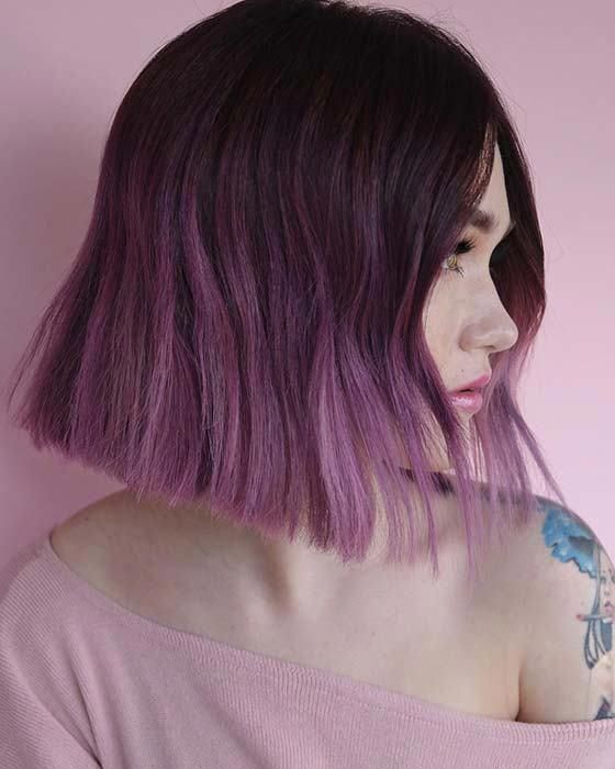 Chica con el cabello corto estilo bob con un teñido de color morado degradado