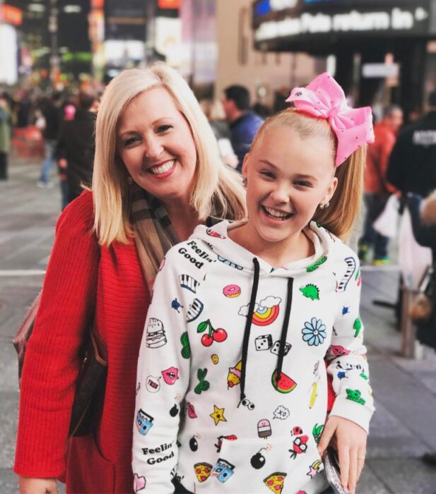 Jojo Siwa posando para una fotografía junto a su mamá  