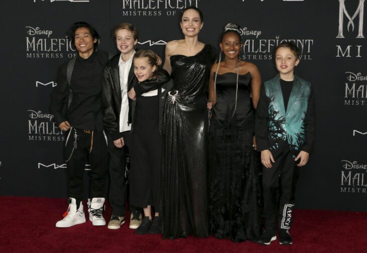 Angelina Jolie junto a sus hijos durante la alfombra roja de Malefica 