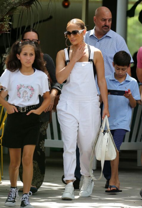 Jennifer Lopez caminando junto a su hija Emme Muniz