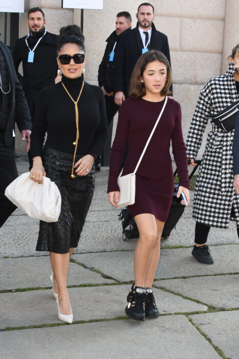 Salma Hayek caminando junto a su hija Paloma por las calles de francia 