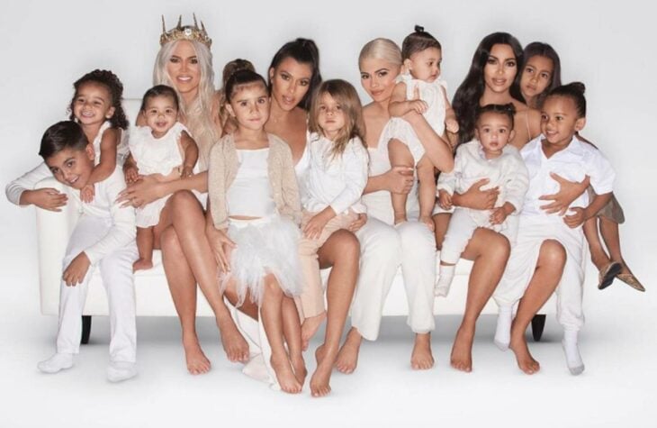 Hermanas Kardashian Jenner posando junto a sus hijos para una fotografía 