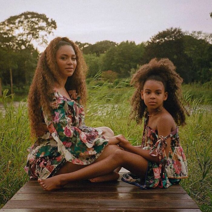 Beyoncé sentada junto a su hija Blue Ivy para una fotografía 