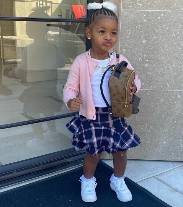 Kulture Hija de Cardi B posando para una fotografía mientras está usando su mochila de Louis Vuitton