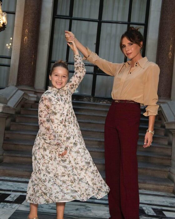 Victoria Beckham posando junto a su hija 