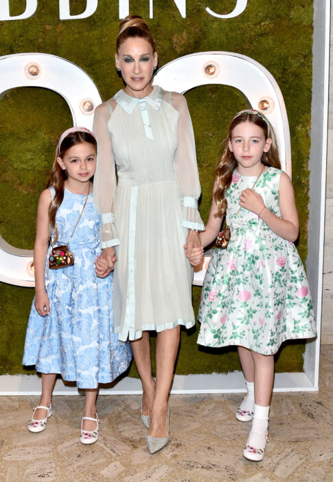 Sarah Jessica Parker posando junto a sus hijas meientras están en una alfombra roja