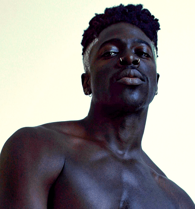 Moses Sumney; chico moreno con cabello negro, con piercings en la nariz