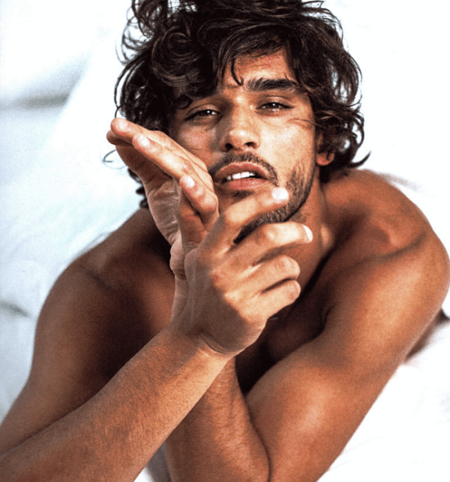 Marlon Teixeira; chico moreno de cabello chino posando sin camisa