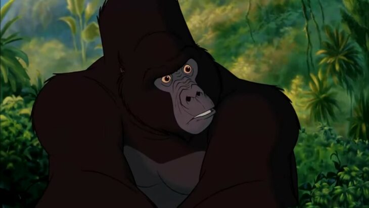 Kerchak de Tarzan viendo a su esposa mientras sostiene al bebé