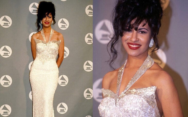 Selena Gomez usando un vestido blanco con detalles plateados en la entrega de los Grammy 