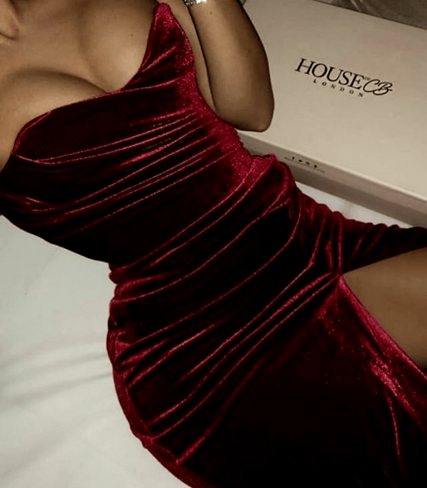 vestido rojo de terciopelo sin mangas, largo con abertura en la pierna